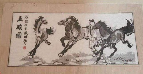 8月25日，可靠的手工活外發(fā)，可以在家做的手工活，手工掙錢的方法就是認(rèn)真和努力，圖為手工之家勵(lì)志珠珠繡手工產(chǎn)品裝裱后的剪影