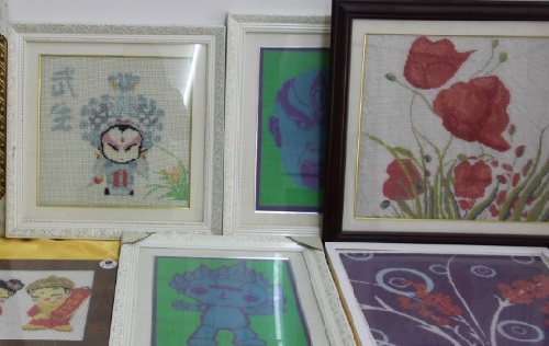 8月25日，可靠的手工活外發(fā)，可以在家做的手工活，手工掙錢的方法就是認(rèn)真和努力，圖為手工之家勵(lì)志珠珠繡手工產(chǎn)品裝裱后的剪影