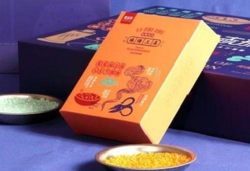 8月28日，在家兼職手工活加工，手工活外發(fā)加工正規(guī)的廠家，手工之家的產(chǎn)品體系出發(fā)點是傳統(tǒng)手工傳承和市場需要，圖為勵志珠珠繡手工產(chǎn)品一款外包裝剪影