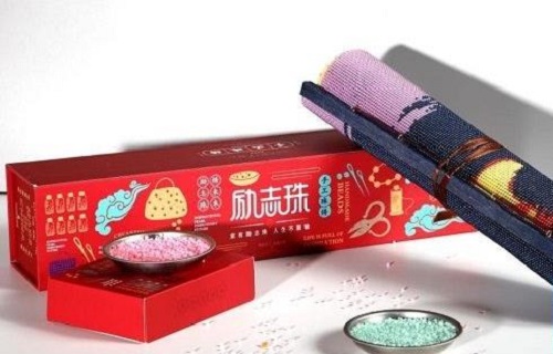 8月28日，在家兼職手工活加工，手工活外發(fā)加工正規(guī)的廠家，手工之家的產(chǎn)品體系出發(fā)點是傳統(tǒng)手工傳承和市場需要，圖為勵志珠珠繡手工產(chǎn)品一款外包裝剪影