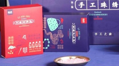 8月28日，在家兼職手工活加工，手工活外發(fā)加工正規(guī)的廠家，手工之家的產(chǎn)品體系出發(fā)點是傳統(tǒng)手工傳承和市場需要，圖為勵志珠珠繡手工產(chǎn)品一款外包裝剪影