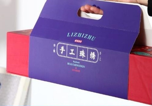 8月28日，在家兼職手工活加工，手工活外發(fā)加工正規(guī)的廠家，手工之家的產(chǎn)品體系出發(fā)點是傳統(tǒng)手工傳承和市場需要，圖為勵志珠珠繡手工產(chǎn)品一款外包裝剪影