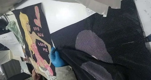 8月29日，可以在家做的手工活，純手工活外發(fā)，手工之家的服務(wù)體系是個(gè)不斷完善和升級(jí)的過(guò)程，圖為勵(lì)志珠珠繡串珠手工產(chǎn)品驗(yàn)收剪影