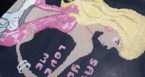 8月29日，可以在家做的手工活，純手工活外發(fā)，手工之家的服務(wù)體系是個(gè)不斷完善和升級(jí)的過(guò)程，圖為勵(lì)志珠珠繡串珠手工產(chǎn)品驗(yàn)收剪影