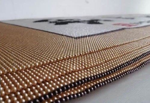 9月8日，純手工活代加工，可靠的手工活外發(fā)，手工之家的加工人員里男女老少都有，圖為勵(lì)志珠珠繡串珠手工產(chǎn)品剪影