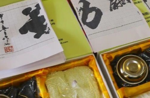 9月10日，手工活外發(fā)加工正規(guī)的廠家，正規(guī)供料的手工活，在手工之家做手工掙錢不擔(dān)心，圖為勵志珠珠繡串珠手工材料套件剪影