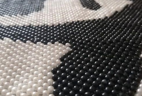 9月11日，帶回家做的手工活，想接正規(guī)廠家的手工活，傳承非遺傳統(tǒng)珠繡手工，手工之家與加工人員相互成就、緊密相連，圖為勵(lì)志珠珠繡手工產(chǎn)品細(xì)節(jié)剪影