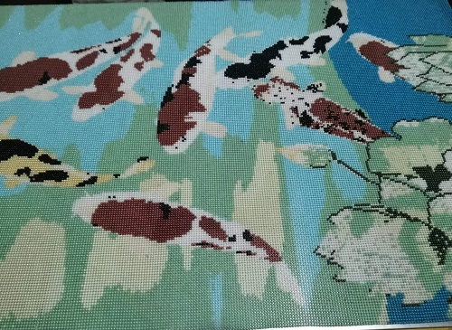 9月13日，想接正規(guī)廠家的手工活，在家做的手工活正規(guī)平臺，信任手工之家因?yàn)楹献髑暗恼J(rèn)真了解，圖為勵志珠珠繡手工產(chǎn)品細(xì)節(jié)剪影