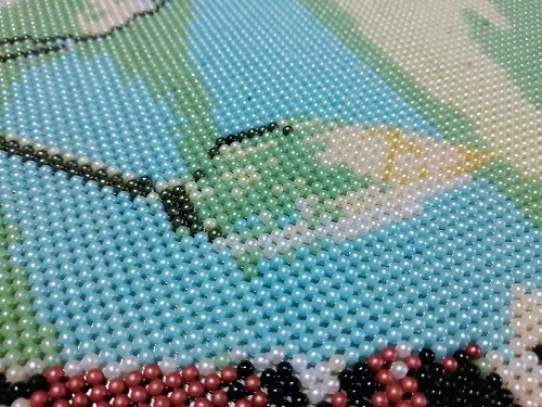 9月13日，想接正規(guī)廠家的手工活，在家做的手工活正規(guī)平臺，信任手工之家因?yàn)楹献髑暗恼J(rèn)真了解，圖為勵志珠珠繡手工產(chǎn)品細(xì)節(jié)剪影