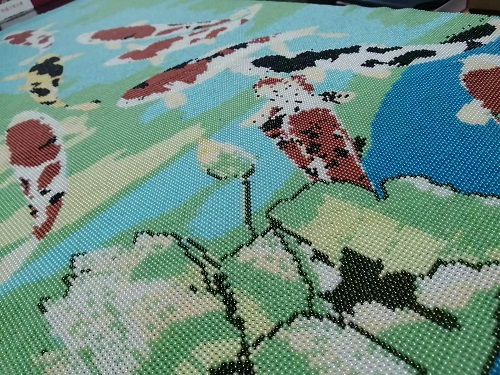 9月13日，想接正規(guī)廠家的手工活，在家做的手工活正規(guī)平臺，信任手工之家因?yàn)楹献髑暗恼J(rèn)真了解，圖為勵志珠珠繡手工產(chǎn)品細(xì)節(jié)剪影