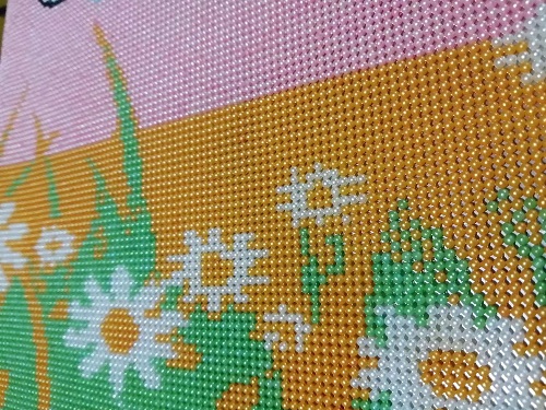 9月18日，正規(guī)純手工活外發(fā)，在家兼職手工活，手工之家的珠繡串珠手工很適合在家加工，圖為勵志珠珠繡手工產(chǎn)品細節(jié)剪影