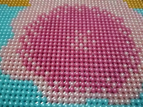 9月18日，正規(guī)純手工活外發(fā)，在家兼職手工活，手工之家的珠繡串珠手工很適合在家加工，圖為勵志珠珠繡手工產(chǎn)品細節(jié)剪影