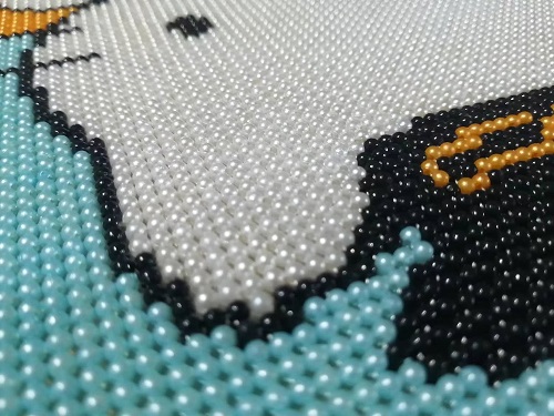 9月18日，正規(guī)純手工活外發(fā)，在家兼職手工活，手工之家的珠繡串珠手工很適合在家加工，圖為勵志珠珠繡手工產(chǎn)品細節(jié)剪影