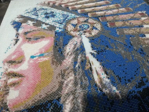 9月19日，手工外包發(fā)布平臺，農(nóng)村手工活加工項目，想在手工之家做手工活掙錢，大家就要動起來，圖為勵志珠珠繡手工產(chǎn)品細節(jié)剪影