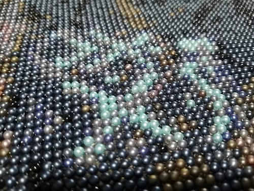 9月19日，手工外包發(fā)布平臺，農(nóng)村手工活加工項目，想在手工之家做手工活掙錢，大家就要動起來，圖為勵志珠珠繡手工產(chǎn)品細節(jié)剪影