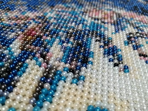 9月19日，手工外包發(fā)布平臺，農(nóng)村手工活加工項目，想在手工之家做手工活掙錢，大家就要動起來，圖為勵志珠珠繡手工產(chǎn)品細節(jié)剪影