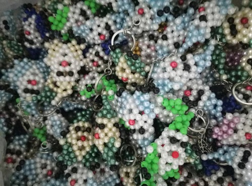 9月23日，拿回家做的手工活，在家做手工活掙錢，手工之家的珠繡串珠是傳統(tǒng)手工、純手工，圖為勵(lì)志珠珠繡串珠手工產(chǎn)品剪影