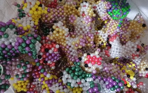 9月23日，拿回家做的手工活，在家做手工活掙錢，手工之家的珠繡串珠是傳統(tǒng)手工、純手工，圖為勵(lì)志珠珠繡串珠手工產(chǎn)品剪影