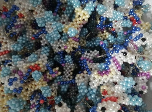 9月23日，拿回家做的手工活，在家做手工活掙錢，手工之家的珠繡串珠是傳統(tǒng)手工、純手工，圖為勵(lì)志珠珠繡串珠手工產(chǎn)品剪影