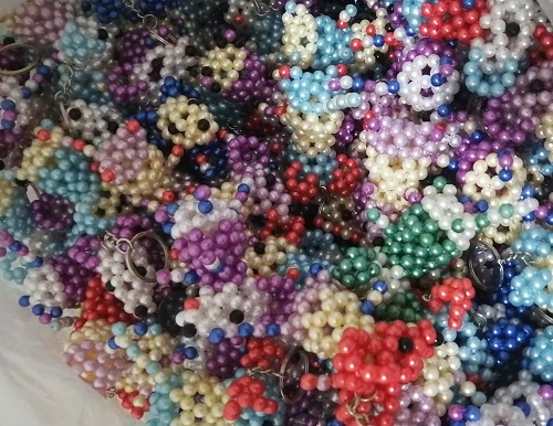 9月23日，拿回家做的手工活，在家做手工活掙錢，手工之家的珠繡串珠是傳統(tǒng)手工、純手工，圖為勵(lì)志珠珠繡串珠手工產(chǎn)品剪影