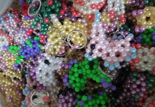 9月23日，拿回家做的手工活，在家做手工活掙錢，手工之家的珠繡串珠是傳統(tǒng)手工、純手工，圖為勵(lì)志珠珠繡串珠手工產(chǎn)品剪影