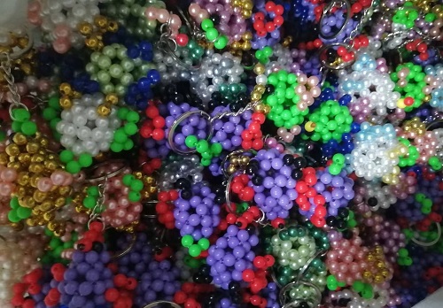 9月23日，拿回家做的手工活，在家做手工活掙錢，手工之家的珠繡串珠是傳統(tǒng)手工、純手工，圖為勵(lì)志珠珠繡串珠手工產(chǎn)品剪影