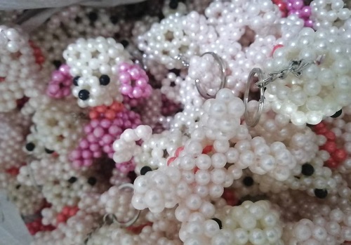 9月23日，拿回家做的手工活，在家做手工活掙錢，手工之家的珠繡串珠是傳統(tǒng)手工、純手工，圖為勵(lì)志珠珠繡串珠手工產(chǎn)品剪影