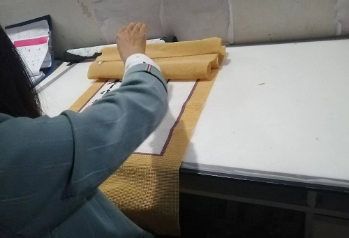 9月25日，可以帶回家做的手工活，在家做手工活掙錢，手工之家是大家居家就業(yè)創(chuàng)業(yè)的好選擇，圖為勵(lì)志珠珠繡串珠手工成品倉庫驗(yàn)收剪影