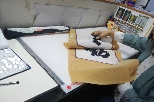 9月25日，可以帶回家做的手工活，在家做手工活掙錢，手工之家是大家居家就業(yè)創(chuàng)業(yè)的好選擇，圖為勵(lì)志珠珠繡串珠手工成品倉庫驗(yàn)收剪影