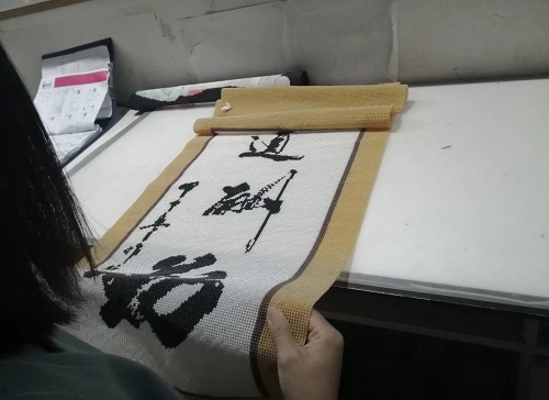 9月25日，可以帶回家做的手工活，在家做手工活掙錢，手工之家是大家居家就業(yè)創(chuàng)業(yè)的好選擇，圖為勵(lì)志珠珠繡串珠手工成品倉庫驗(yàn)收剪影