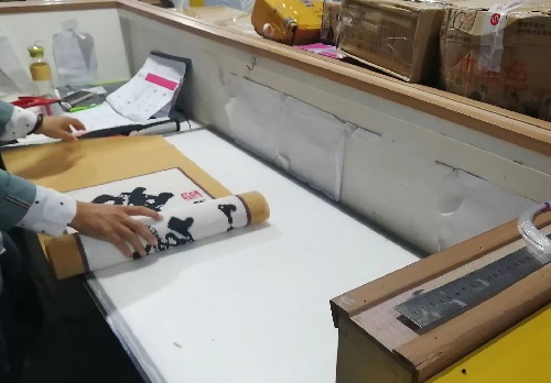 9月25日，可以帶回家做的手工活，在家做手工活掙錢，手工之家是大家居家就業(yè)創(chuàng)業(yè)的好選擇，圖為勵(lì)志珠珠繡串珠手工成品倉庫驗(yàn)收剪影