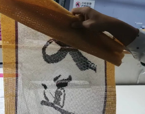 9月25日，可以帶回家做的手工活，在家做手工活掙錢，手工之家是大家居家就業(yè)創(chuàng)業(yè)的好選擇，圖為勵(lì)志珠珠繡串珠手工成品倉庫驗(yàn)收剪影