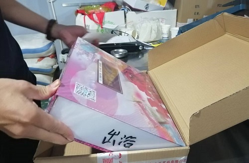 9月26日，寄到家做的手工活，代加工手工活，手工之家的合作方式滿足加工人員的需要，圖為勵志珠珠繡手工材料倉庫工作人員剪影