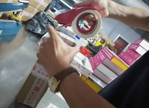 9月26日，寄到家做的手工活，代加工手工活，手工之家的合作方式滿足加工人員的需要，圖為勵志珠珠繡手工材料倉庫工作人員剪影