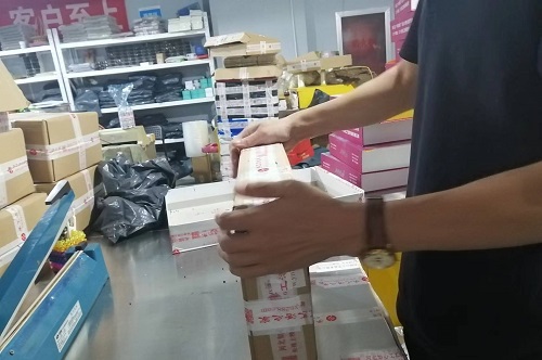 9月26日，寄到家做的手工活，代加工手工活，手工之家的合作方式滿足加工人員的需要，圖為勵志珠珠繡手工材料倉庫工作人員剪影