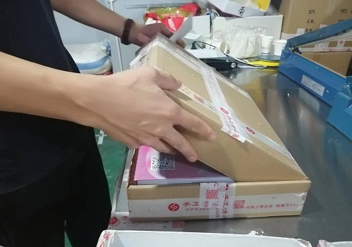 9月26日，寄到家做的手工活，代加工手工活，手工之家的合作方式滿足加工人員的需要，圖為勵志珠珠繡手工材料倉庫工作人員剪影