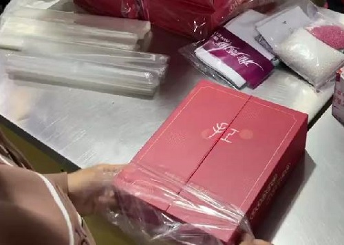 9月27日，純手工活外發(fā)加工項(xiàng)目，手工加工回收項(xiàng)目，讓產(chǎn)品合格，手工之家注重前期培訓(xùn)、驗(yàn)收標(biāo)準(zhǔn)明確，圖為勵(lì)志珠珠繡串珠手工材料發(fā)貨剪影