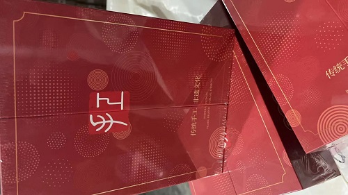 9月27日，純手工活外發(fā)加工項(xiàng)目，手工加工回收項(xiàng)目，讓產(chǎn)品合格，手工之家注重前期培訓(xùn)、驗(yàn)收標(biāo)準(zhǔn)明確，圖為勵(lì)志珠珠繡串珠手工材料發(fā)貨剪影