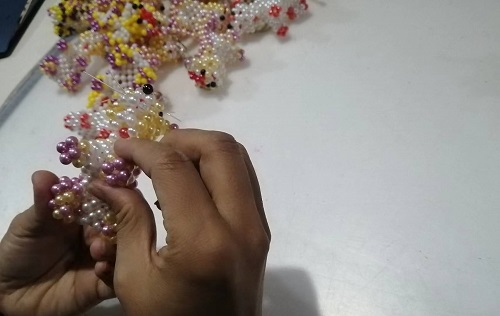 9月28日，拿回家做的手工活，正規(guī)供料的手工活，合適的手工，合作和服務(wù)都好，越來越多人在手工之家通過手工成長收獲，圖為勵志珠珠繡串珠手工成品庫驗收剪影