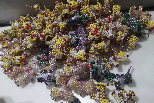 9月28日，拿回家做的手工活，正規(guī)供料的手工活，合適的手工，合作和服務(wù)都好，越來越多人在手工之家通過手工成長收獲，圖為勵志珠珠繡串珠手工成品庫驗收剪影