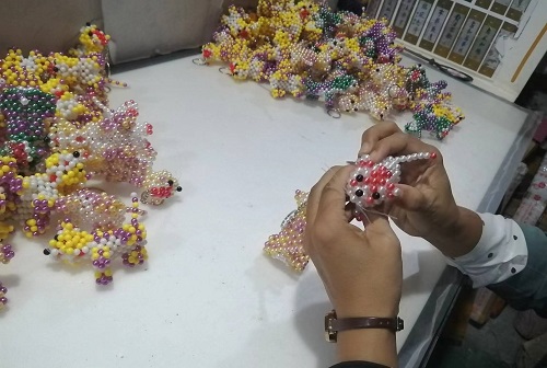 9月28日，拿回家做的手工活，正規(guī)供料的手工活，合適的手工，合作和服務(wù)都好，越來越多人在手工之家通過手工成長收獲，圖為勵志珠珠繡串珠手工成品庫驗收剪影