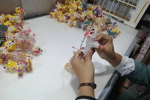 9月28日，拿回家做的手工活，正規(guī)供料的手工活，合適的手工，合作和服務(wù)都好，越來越多人在手工之家通過手工成長收獲，圖為勵志珠珠繡串珠手工成品庫驗收剪影