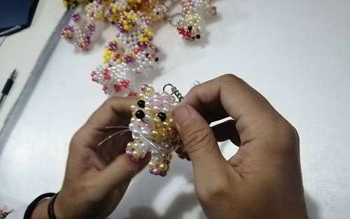 9月28日，拿回家做的手工活，正規(guī)供料的手工活，合適的手工，合作和服務(wù)都好，越來越多人在手工之家通過手工成長收獲，圖為勵志珠珠繡串珠手工成品庫驗收剪影