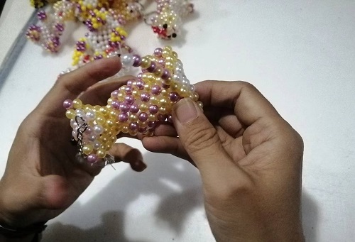 9月28日，拿回家做的手工活，正規(guī)供料的手工活，合適的手工，合作和服務(wù)都好，越來越多人在手工之家通過手工成長收獲，圖為勵志珠珠繡串珠手工成品庫驗收剪影