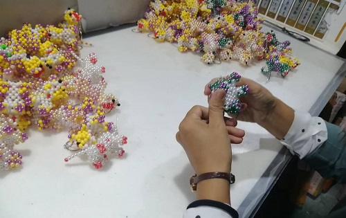 9月28日，拿回家做的手工活，正規(guī)供料的手工活，合適的手工，合作和服務(wù)都好，越來越多人在手工之家通過手工成長收獲，圖為勵志珠珠繡串珠手工成品庫驗收剪影