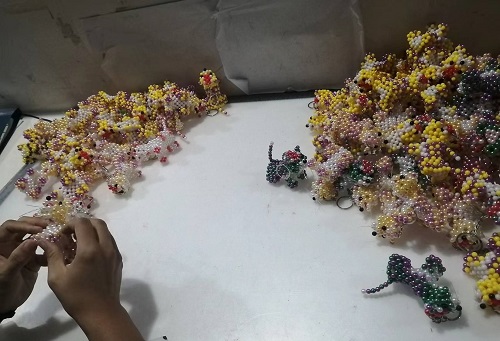 9月28日，拿回家做的手工活，正規(guī)供料的手工活，合適的手工，合作和服務(wù)都好，越來越多人在手工之家通過手工成長收獲，圖為勵志珠珠繡串珠手工成品庫驗收剪影