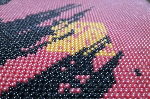 9月29日，正規(guī)供料的手工活，在家做手工活掙錢，新的季度即將開始，手工之家的外發(fā)手工活適合大家居家就業(yè)創(chuàng)業(yè)，圖為勵(lì)志珠珠繡串珠手工產(chǎn)品剪影