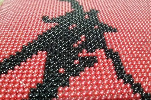 9月29日，正規(guī)供料的手工活，在家做手工活掙錢，新的季度即將開始，手工之家的外發(fā)手工活適合大家居家就業(yè)創(chuàng)業(yè)，圖為勵(lì)志珠珠繡串珠手工產(chǎn)品剪影