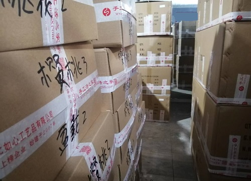 9月30日，想接正規(guī)廠家的手工活，手工活外發(fā)加工項(xiàng)目，很多人選擇手工之家手工創(chuàng)業(yè)成功，圖為勵(lì)志珠珠繡串珠手工材料倉庫備貨剪影