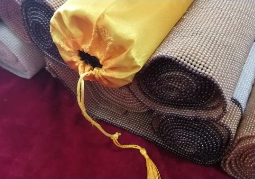 10月2日，在家做手工活掙錢，寄到家做的手工活，手工之家堅(jiān)持對(duì)珠繡非遺傳統(tǒng)手工的傳承和創(chuàng)新，圖為勵(lì)志珠珠繡串珠手工產(chǎn)品及外包裝剪影